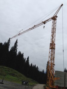 ein-unterdreher-baukran-während-der-arbeit