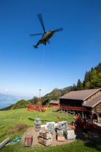 helikopter-stellt-einen-baukranarm-ab