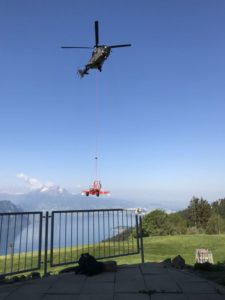 helikopter-transportiert-bestandteile-zur-kranmontage